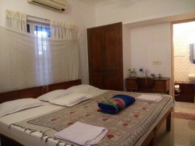 Bedroom 1 with Ensuite Bathroom - Nathan's Holiday Home, Homestay in Fort Kochi