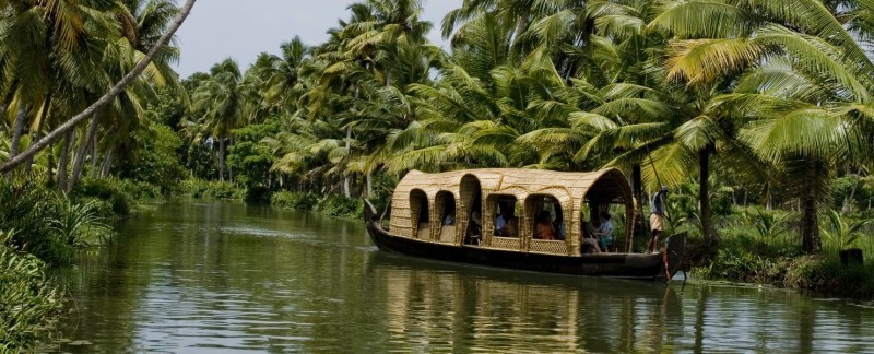 houseboat cruise in kerala backwaters
